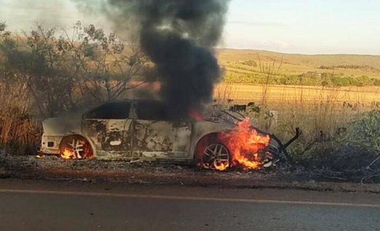 Carro Em Chamas Policiais Rodovi Rios Salvam Vida De Motorista Na Go