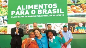 Dilma Rousseff “Agricultor assentado vai receber o Cartão do Assentado, o que facilita o acesso ao crédito, ao banco, portanto, e à assistência técnica.”