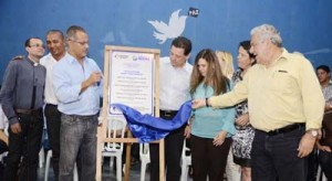 Prefeito Álan, Marconi, Vilmar Rocha e diretoras, descerram placas inaugurativas de reformas dos colégios estaduais em Alto Paraíso.