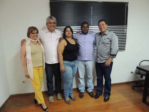 Incansável no trabalho que desenvolve junto a comunidade de Campos Belos, na área da saúde, o vereador Arione Luciano (Arizinho) está sempre buscando parcerias que o permitam agilizar o atendimento aos que lhe procuram com algum problema médico. Nesse caminho, Arione acaba de fechar parceria com a deputada federal Magda Mofatto, a quem o vereador retrata como “uma mulher dinâmica, vencedora e que não recua da palavra dada”. Arione teve expressiva votação no pleito passado (2º colocado, com 583 votos, 8 a menos que o 1º colocado) devido ao reconhecimento por sua dedicação aos adoentados. Na foto, Irai Canedo (mãe do presidente do PR, Flávio Canedo), Marco Aurélio Brito, Arione e a esposa Suzana e o chefe de gabinete da deputada Magda Mofatto, Wires Arantes.