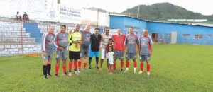 Uma grande festa confraternização, realizada na Chácara Mangueiral, deu o tom do clima de amizade após a partida de futebol dos amigos do Eugênio X Renascença, no estádio Xeco, de Campos Belos. È sempre bom rever amigos de várias décadas, como meu eterno presidente, João Januário, Luis Carlos Gato, Dercy, Sinval e tantos outros. Rever Felipe, hoje um homem formado, que fez, com meu filho mais velho, Átila, o time de mascotes no período de fundação do Renascença. Eugênio e Marilene, amigos fraternos, moram hoje no Distrito federal, e reencontros como esses refrigeram nossas almas. 