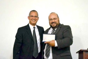 Advogado Ismael Neiva recebe o titulo de cidadão, entregue pelo prefeito Álan Barbosa.