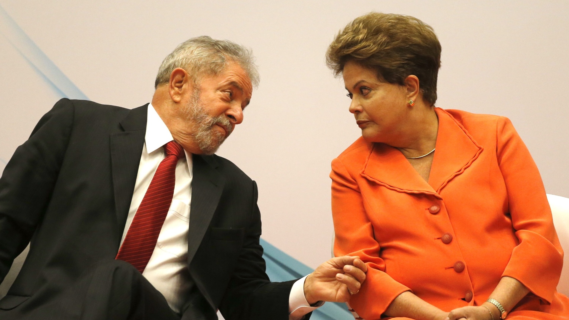 Na entrevista, Lula disse que o governo de Dilma Rousseff tomou decisões erradas em relação ao ajuste econômico, mas que está seguro em um futuro mais promissor nos próximos anos.