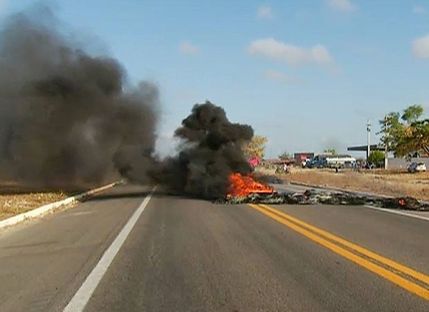 Pneus foram queimados para bloquear rodovia no Rio Grande do Norte (Foto: Reprodução/Inter TV Cabugi)
