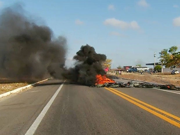 Pneus foram queimados para bloquear rodovia no Rio Grande do Norte (Foto: Reprodução/Inter TV Cabugi)