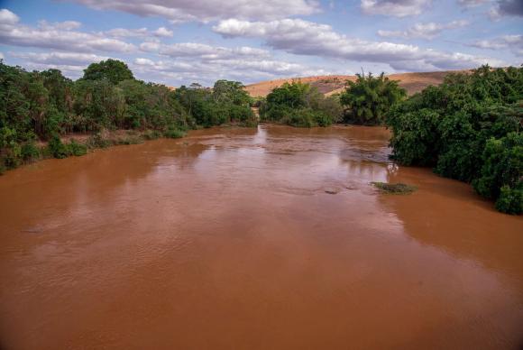 Passagem da lama pelo Rio Doce, devido ao rompimento de barragens em Mariana, causa desastre ambiental em Governador Valadares (MG)Leonardo Merçon/Instituto Últimos Refúgios/Divulgação