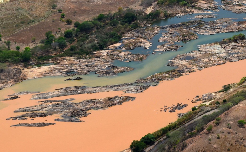 Onda de lama, procedente do rompimento de barragens em Mariana (MG), invade o Rio Doce Fred Loureiro/Secom-ES