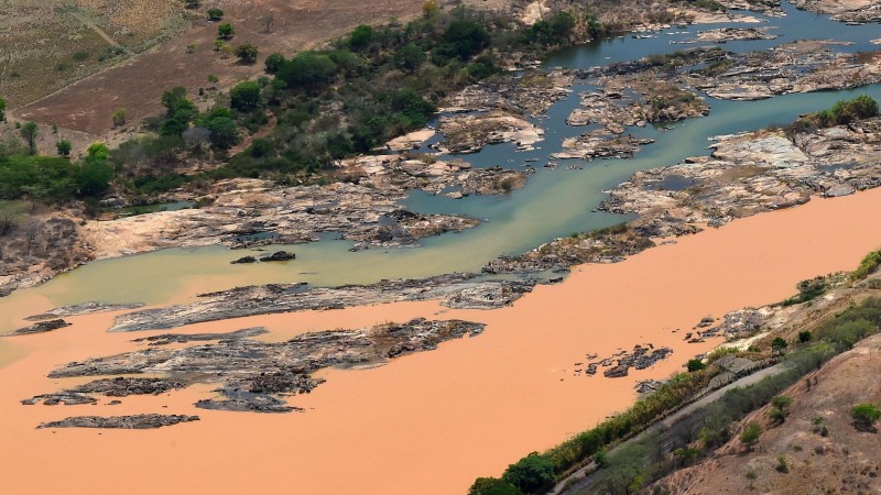 Onda de lama, procedente do rompimento de barragens em Mariana (MG), invade o Rio Doce Fred Loureiro/Secom-ES
