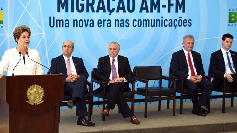 No anúncio dos critérios da migração AM para FM, Luiz Claudio Costa, da Abratel; o vice-presidente Michel Temer; a presidenta Dilma Rousseff e o ministro das Comunicações, André Figueiredo