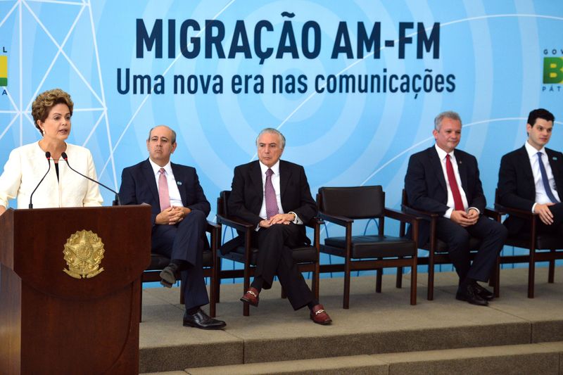 No anúncio dos critérios da migração AM para FM, Luiz Claudio Costa, da Abratel; o vice-presidente Michel Temer; a presidenta Dilma Rousseff e o ministro das Comunicações, André Figueiredo