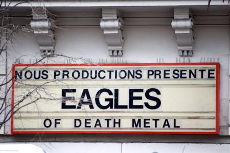 Cartaz de divulgação de show da banda Eagles of Death Metal no Bataclan, em Paris.  21/11/2015     REUTERS/Charles Platiau
