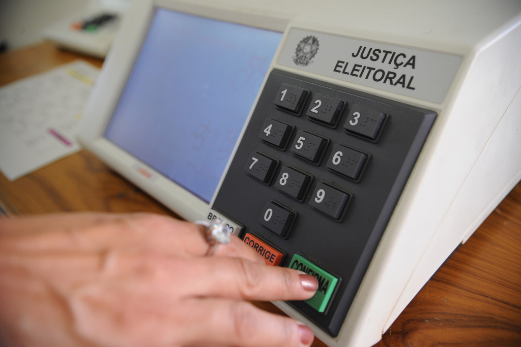 Eleitores continuarão usando as urnas eletrônicas em 2016.