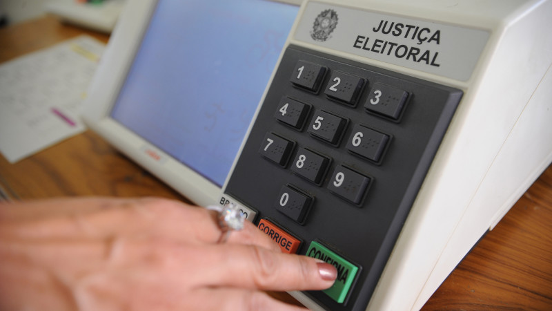 Eleitores continuarão usando as urnas eletrônicas em 2016.