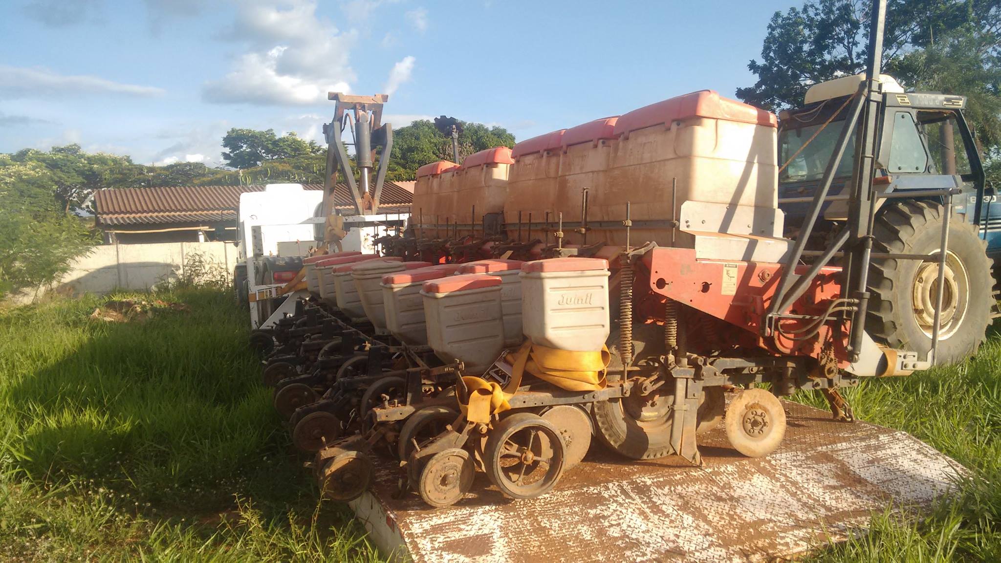 Máquinas e implementos agrícolas com registro de roubo foram encontradas na fazenda do vereador