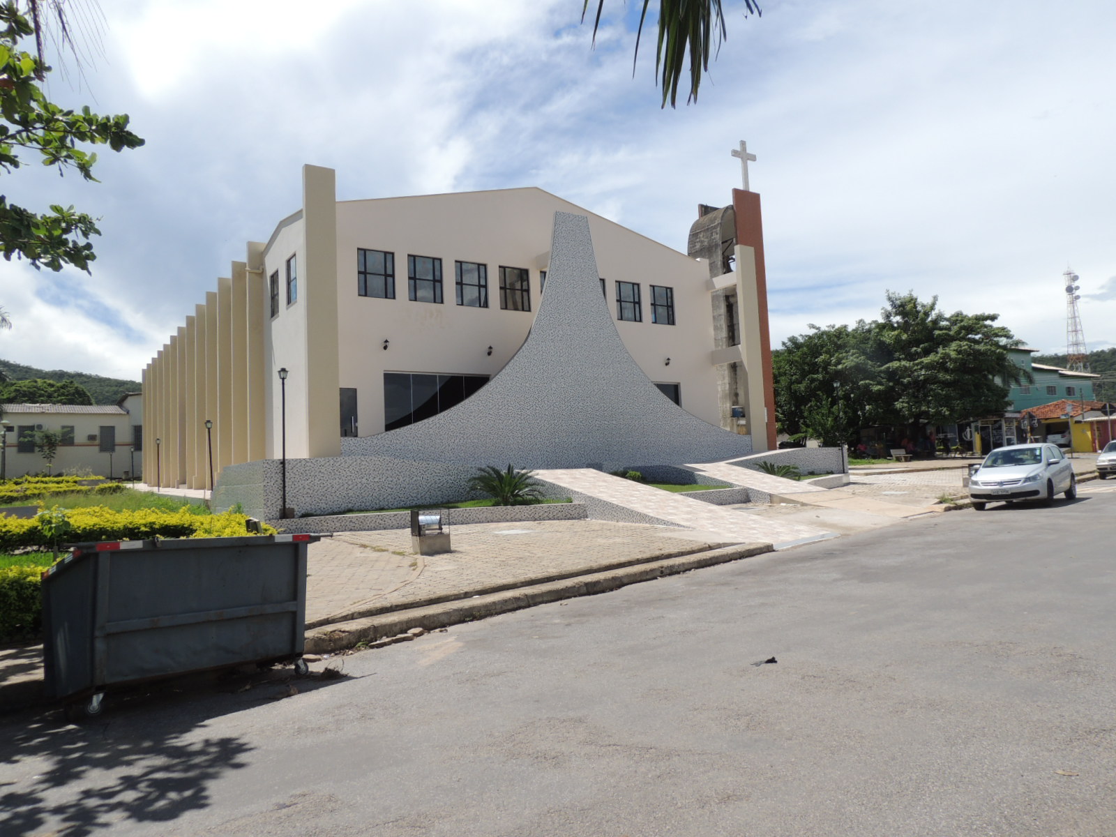 Fachada da Igreja Matriz da Paróquia de Nossa Senhora da Conceição, no centro de Campos Belos