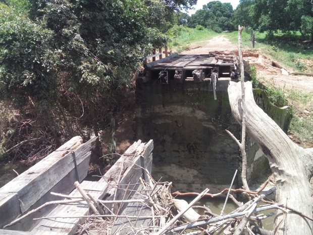 O Governo do Estado também é solidário com a situação de Teresina de Goiás. Lá, a Ponte do Rio dos Bois foi levada pelas águas, deixando 270 famílias que vivem em uma comunidade Kalunga isoladas.