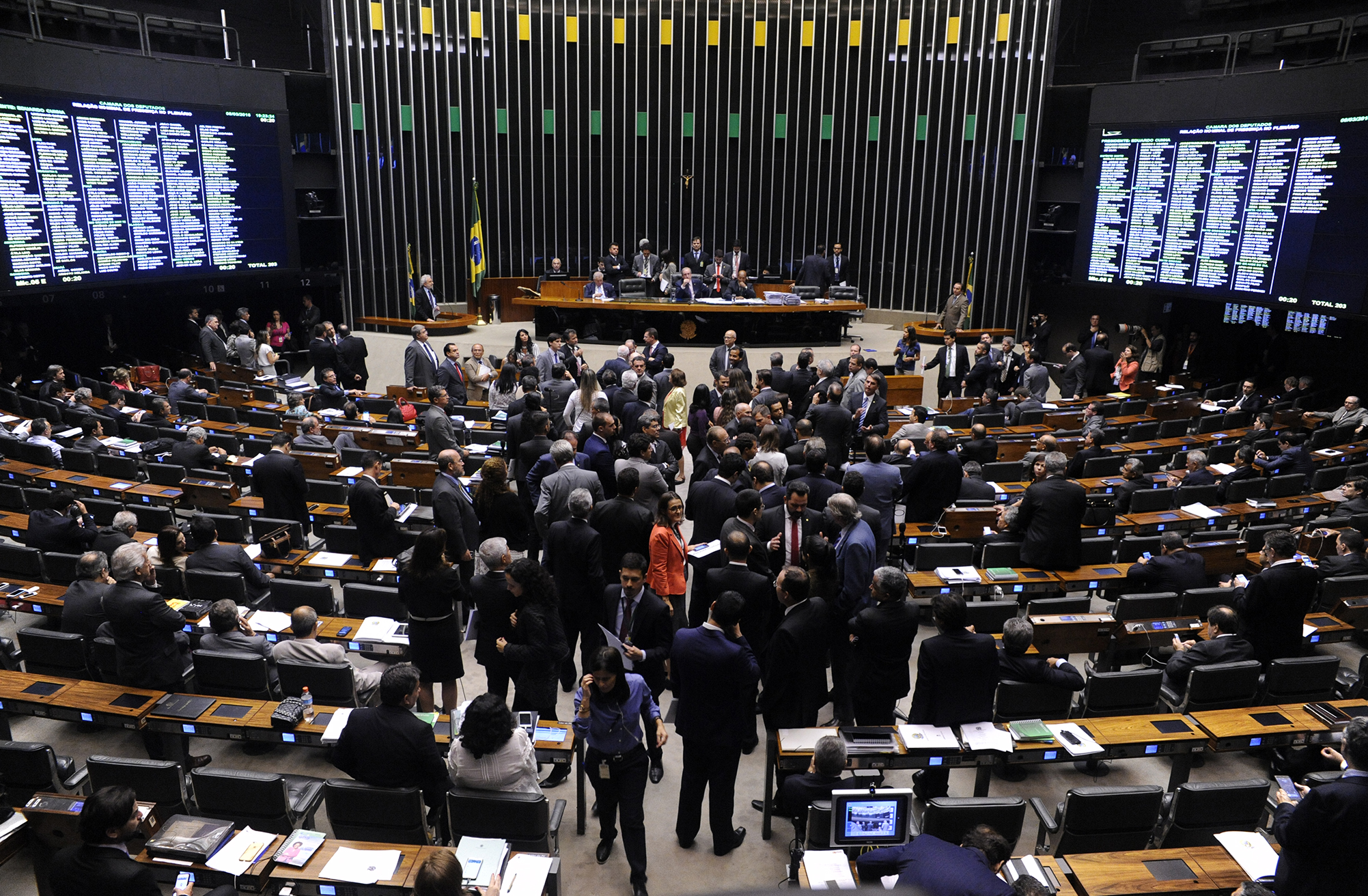 O projeto foi assinado por 26 deputados, entre membros da comissão e outros que apresentaram propostas sobre o tema anteriormente.