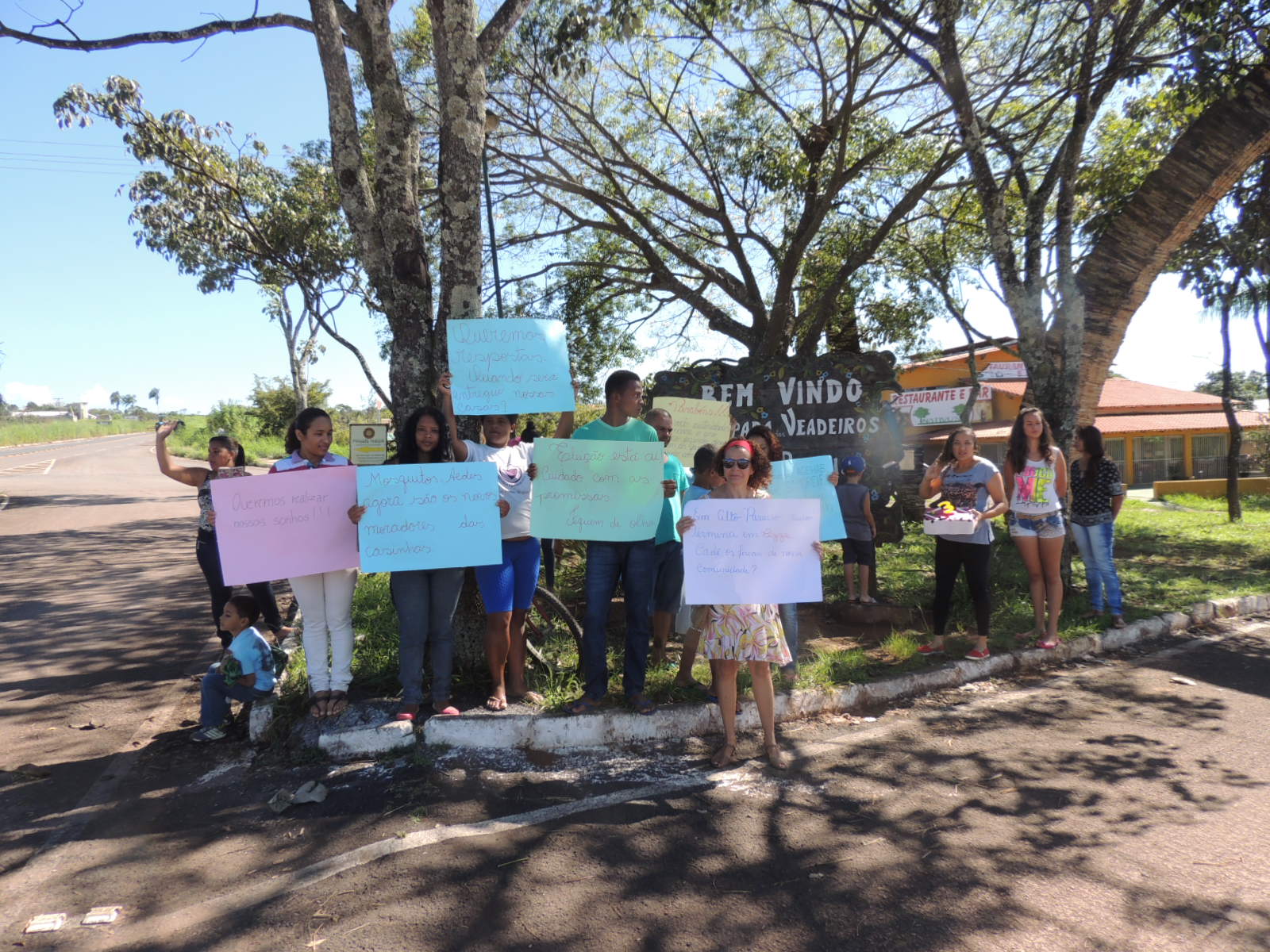 Contemplados mostram à moradores e turistas que visitam Alto Paraíso o que chama de descaso com as famílias beneficiárias.