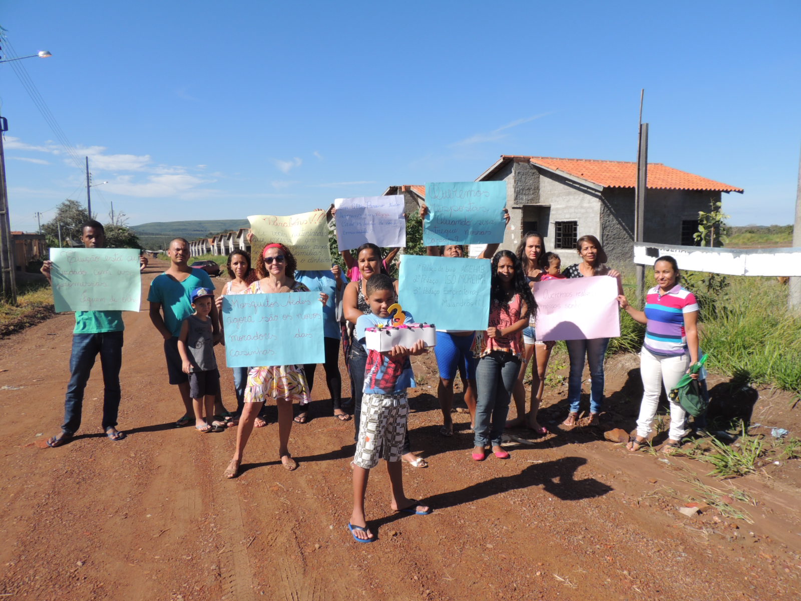 Manifestantes se reúnem em frente ao canteiro de obras abandonado. 