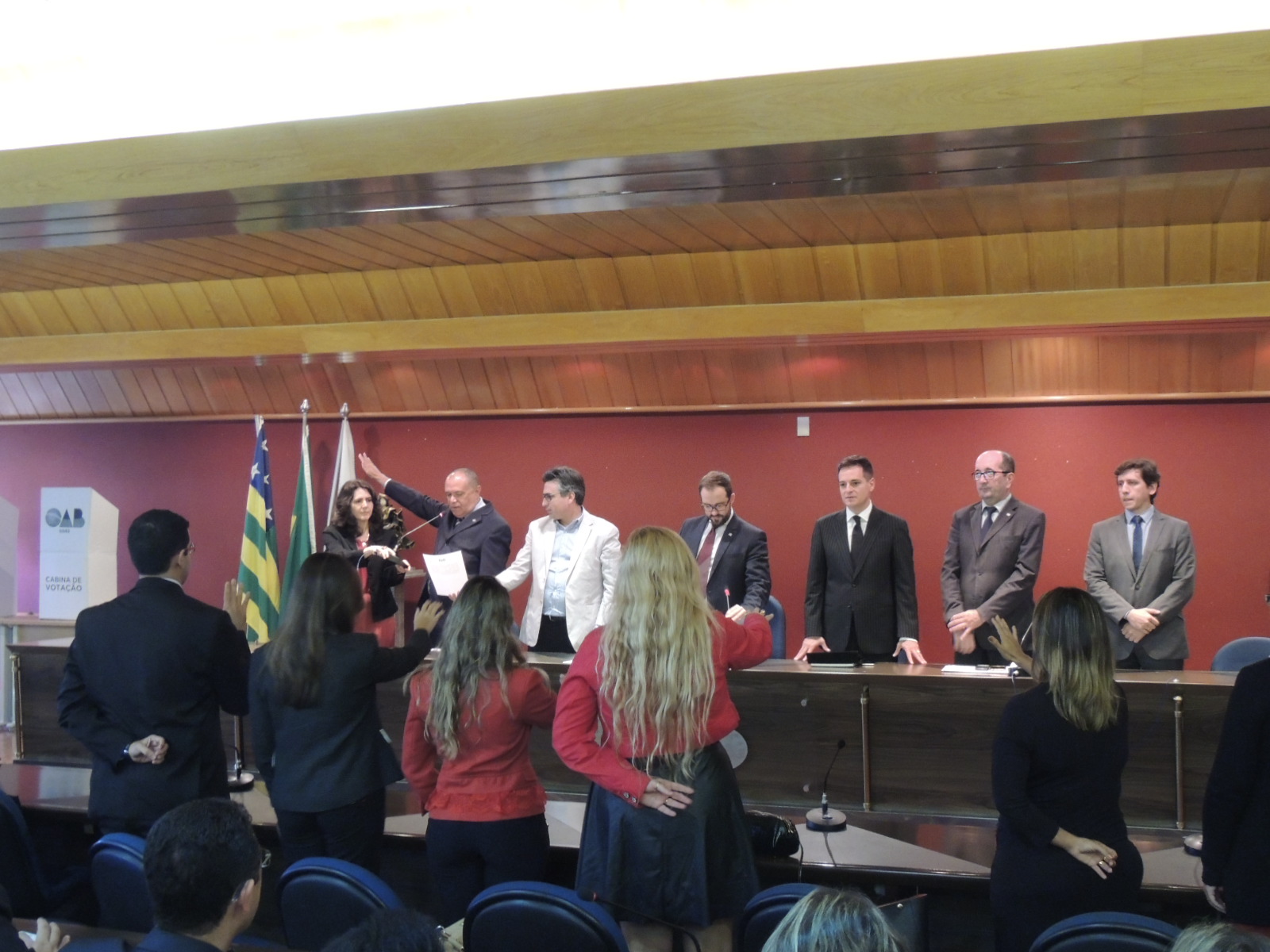 Ao tomar posse como presidente, Noemir Brito e membros da comissão de Advogados Públicos prestam juramento.
