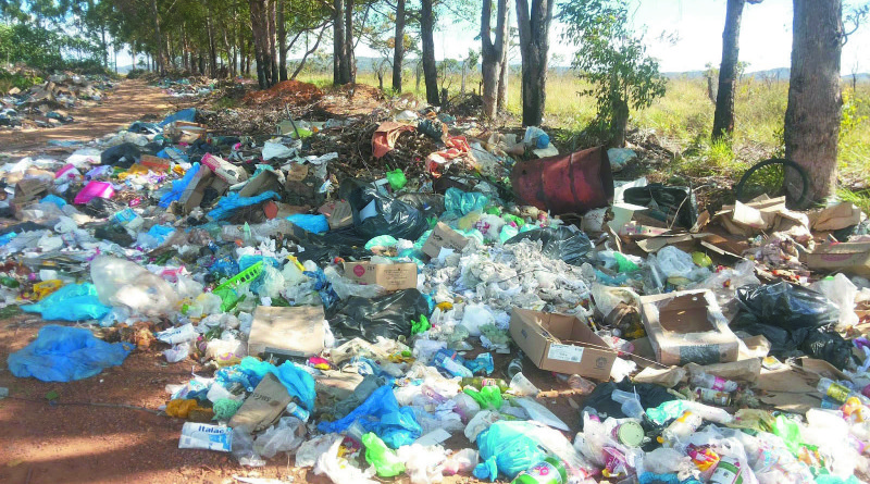 Lixão de Alto Paraíso – Moscas e contaminação do solo estão entre os males