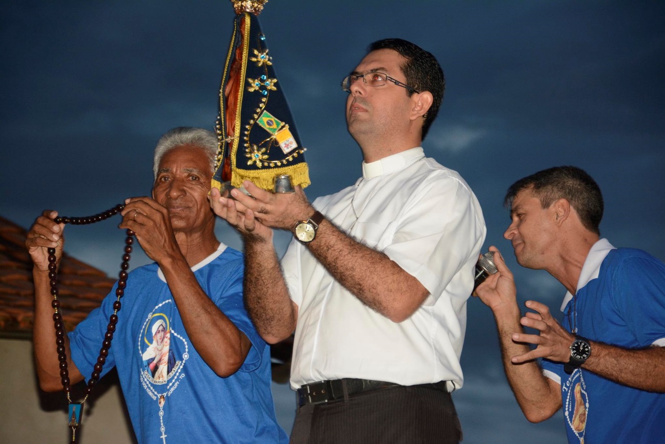 Padre Luiz Alberto e membros do “Terço dos Homens” durante a carreata de encerramento do dia de oração em honra à visita da réplica da imagem peregrina de Nossa senhora Aparecida.