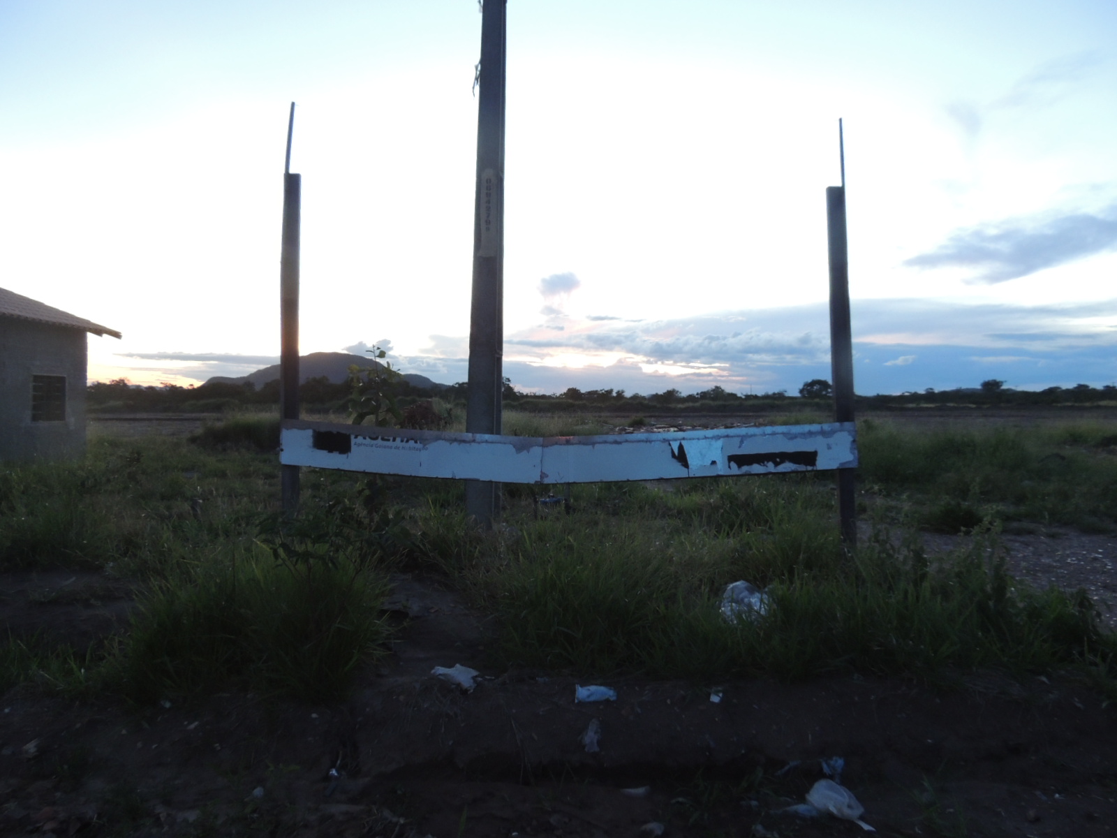 Destruída pela ação do tempo, a placa que simbolizava a realização do sonho de 50 famílias se transforma em ícone do abandono e do desperdício do dinheiro público.