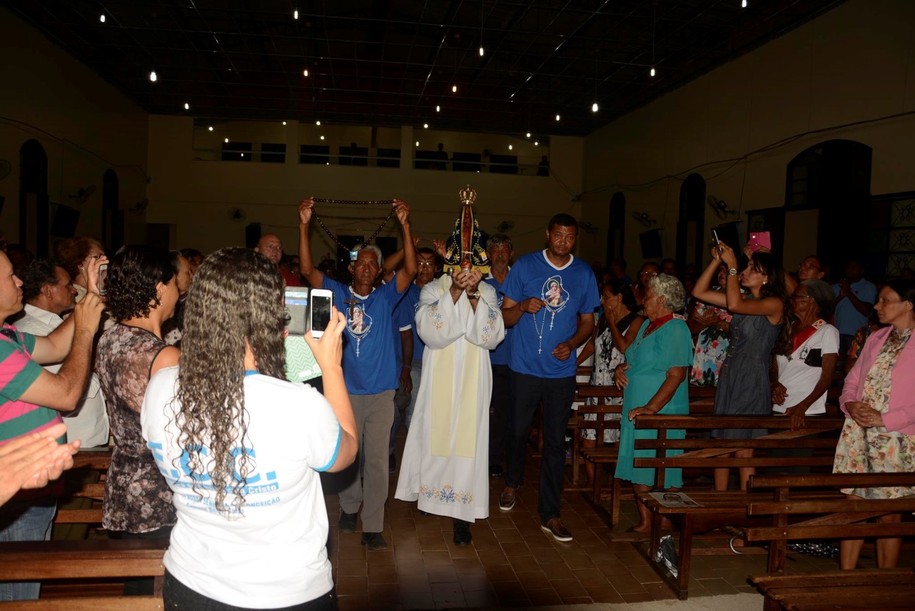 Missa de encerramento do dia de adoração, presidida pelo pároco padre Luiz Alberto, na matriz de Nossa Senhora da Conceição.