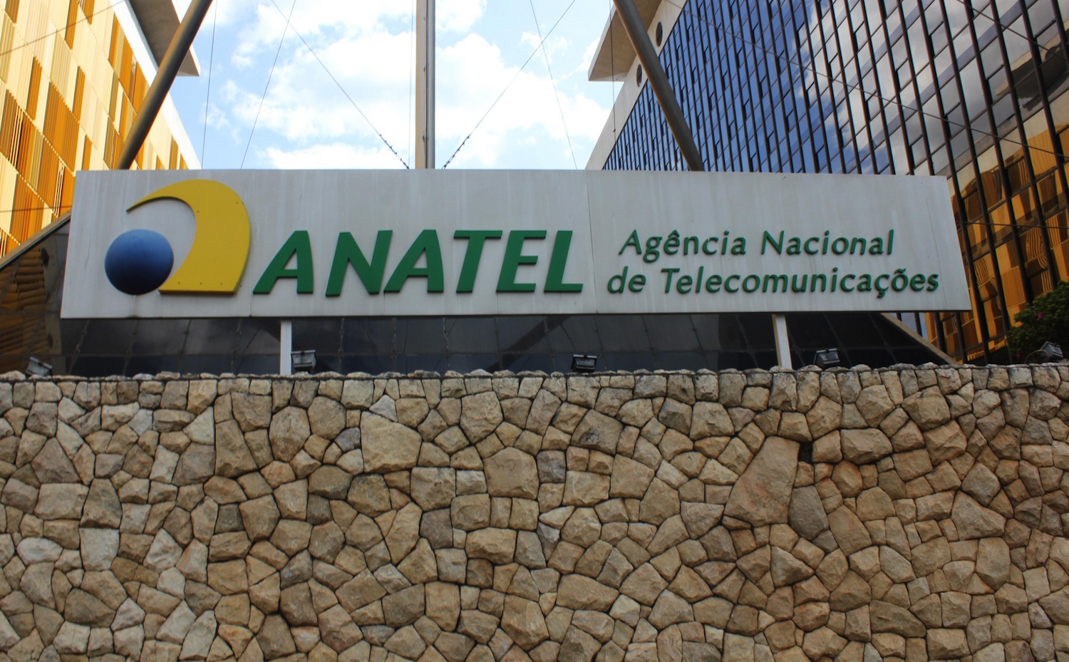  Agência Nacional de Telecomunicações (Anatel) proibiu, por tempo indeterminado, que as operadoras de telefonia reduzam a velocidade da internet banda larga fixa de seus clientes.