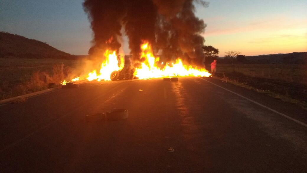 Com pneus em chamas, integrantes da Frente Nacional de Luta Campo e Cidade interromperam por algumas horas trânsito na GO 118.