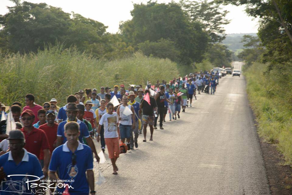 Cerca de trezentos fiéis saíram da porta da igreja Matriz com destino ao povoado Barreirão, de onde, à pé, fizeram o percurso de volta.