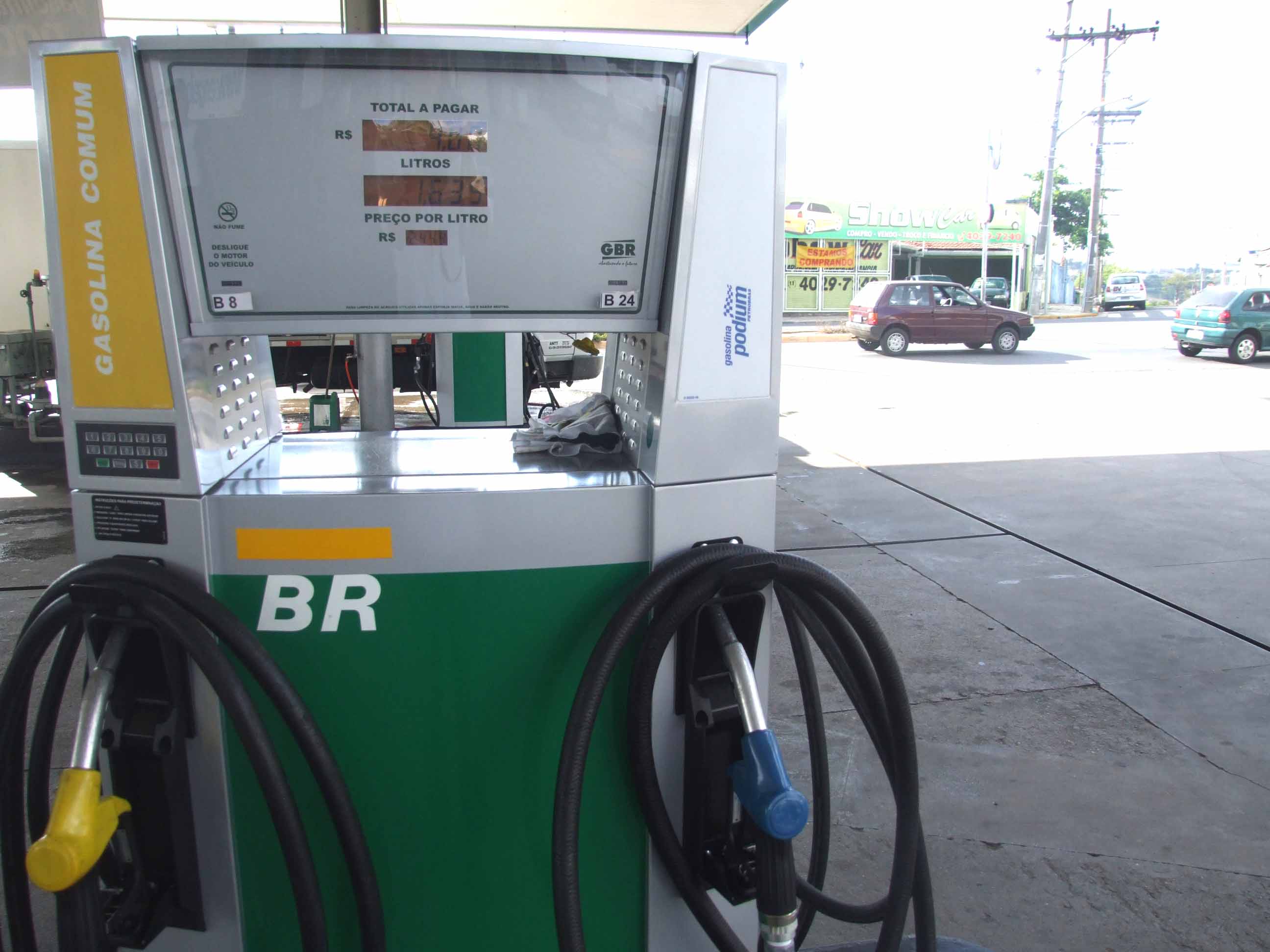 Atualmente, a gasolina comercializada no Brasil está até 30% mais cara que na média dos preços no exterior.