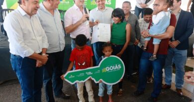 MORADIAS POPULARES – Vice-governador Daniel Vilela entrega 30 casas em Alto Paraíso de Goiás.