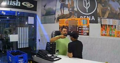CENAS FORTES – Homem é assassinado com tiro na testa em loja de conveniência. VÍDEO