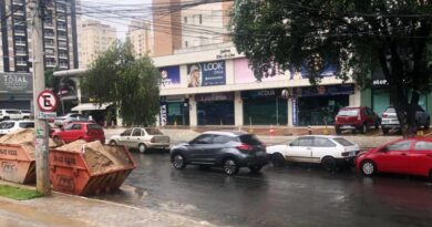 ESTACIONAMENTO PRIVATIVO? – Vaga recuada em frente a lojas é pública, diz Contran.