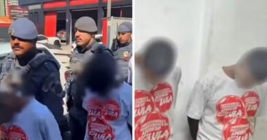 SITUAÇÃO FORJADA – Policiais são acusados de obrigar suspeitos de tráfico a vestirem camiseta de Lula durante abordagem; PM investiga o caso.
